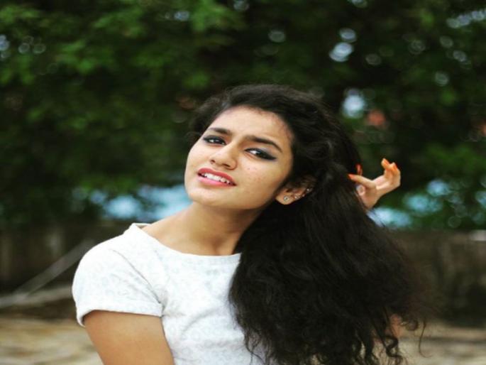 priya prakash varrier winking her eyes in new video posted for fans says thanks for the love | VIDEO- इंटरनेटवर रातोरात स्टार झालेल्या प्रिया प्रकाशने फॅन्सचे हटके अंदाजात मानले आभार priya prakash varrier winking her eyes in new video posted for fans says thanks for the love | VIDEO- इंटरनेटवर रातोरात स्टार झालेल्या प्रिया प्रकाशने फॅन्सचे हटके अंदाजात मानले आभार