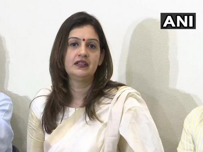 Priyanka Chaturvedi quits Congress, joins Shiv Sena | तिकिटाची आशा होती, पण काँग्रेस सोडण्याचं कारण गैरवर्तन; प्रियंका चतुर्वेदींनी बांधलं 'शिवबंधन' Priyanka Chaturvedi quits Congress, joins Shiv Sena | तिकिटाची आशा होती, पण काँग्रेस सोडण्याचं कारण गैरवर्तन; प्रियंका चतुर्वेदींनी बांधलं 'शिवबंधन'