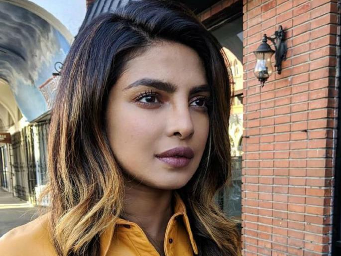 Priyanka chopra spotted smoking with nick jonas mother madhu chopra | SEE PICS : प्रियंका चोप्राने केले असे काही की फोटो पाहून खवळले चाहते!! Priyanka chopra spotted smoking with nick jonas mother madhu chopra | SEE PICS : प्रियंका चोप्राने केले असे काही की फोटो पाहून खवळले चाहते!!