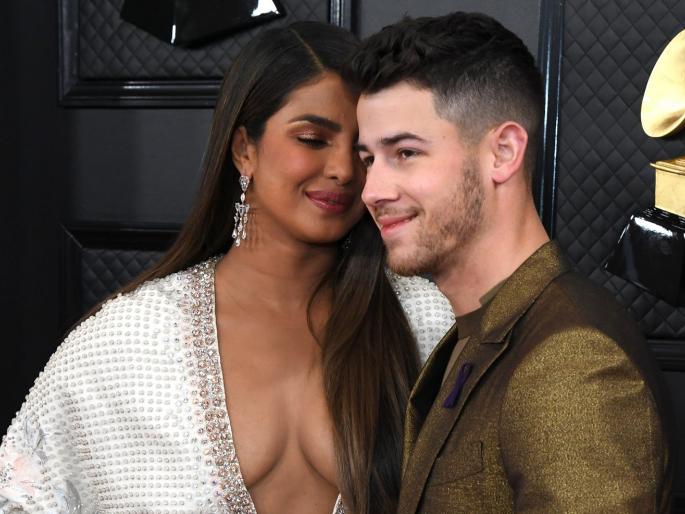 priyanka chopra revealed how she was comfortable wearing a dress at the grammy awards 2020 | थांबता थांबेना प्रियंकांच्या डिपनेक गाऊनची चर्चा! आई म्हणाली, ते तिचं शरीर; प्रियंका म्हणाली... priyanka chopra revealed how she was comfortable wearing a dress at the grammy awards 2020 | थांबता थांबेना प्रियंकांच्या डिपनेक गाऊनची चर्चा! आई म्हणाली, ते तिचं शरीर; प्रियंका म्हणाली...