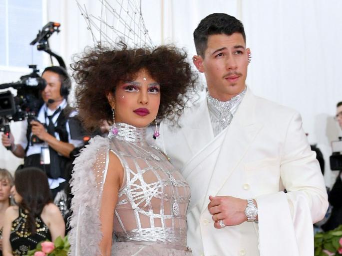 Met Gala 2019: Priyanka Chopra's gown price | Met Gala 2019: खुश्शाल करा थट्टा, पण त्याआधी प्रियंका चोप्राच्या या गाऊनची किंमत तर ऐका!! Met Gala 2019: Priyanka Chopra's gown price | Met Gala 2019: खुश्शाल करा थट्टा, पण त्याआधी प्रियंका चोप्राच्या या गाऊनची किंमत तर ऐका!!
