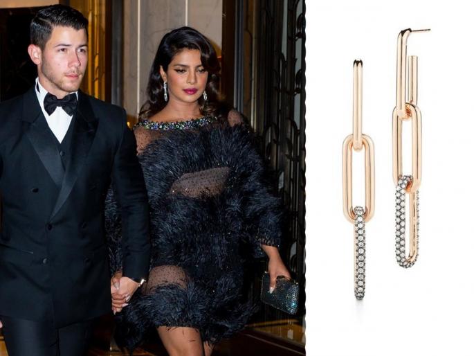 Priyanka Chopra earrings and clutch cost will burn a hole in your pocket | प्रियंका चोप्राच्या ईअररिंगच्या किमतीमध्ये परदेशात लग्जरी हॉलिडे एन्जॉय कराल Priyanka Chopra earrings and clutch cost will burn a hole in your pocket | प्रियंका चोप्राच्या ईअररिंगच्या किमतीमध्ये परदेशात लग्जरी हॉलिडे एन्जॉय कराल