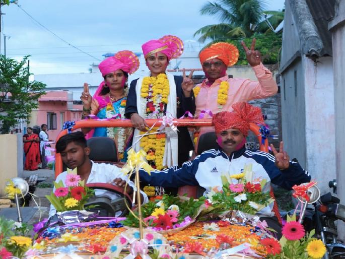 Priyanka Karande, a cyclist from Bamanoli in Sangli has become a police sub inspector | सांगलीतील बामणोलीची सायकलपटू बनली पोलिस उपनिरीक्षक, आईचे मंगळसूत्र ठेऊन कर्ज काढण्याची वेळ Priyanka Karande, a cyclist from Bamanoli in Sangli has become a police sub inspector | सांगलीतील बामणोलीची सायकलपटू बनली पोलिस उपनिरीक्षक, आईचे मंगळसूत्र ठेऊन कर्ज काढण्याची वेळ