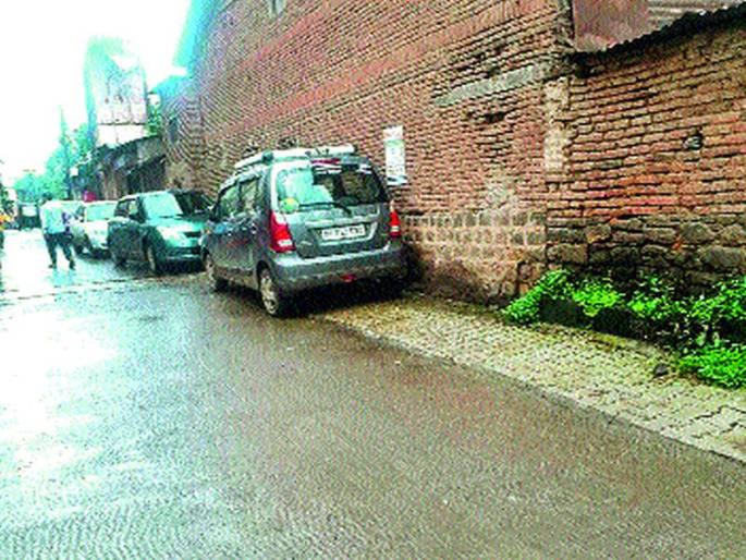 Problems with road parking | रस्त्यावरील पार्किंगमुळे समस्या Problems with road parking | रस्त्यावरील पार्किंगमुळे समस्या
