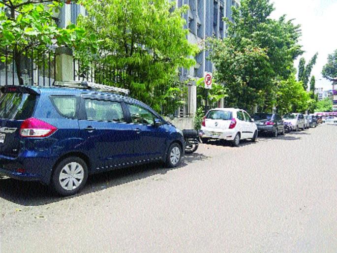 Parking rules violation by drivers in the city | शहरात वाहनचालकांकडून पार्किंगच्या नियमांचे उल्लंघन Parking rules violation by drivers in the city | शहरात वाहनचालकांकडून पार्किंगच्या नियमांचे उल्लंघन
