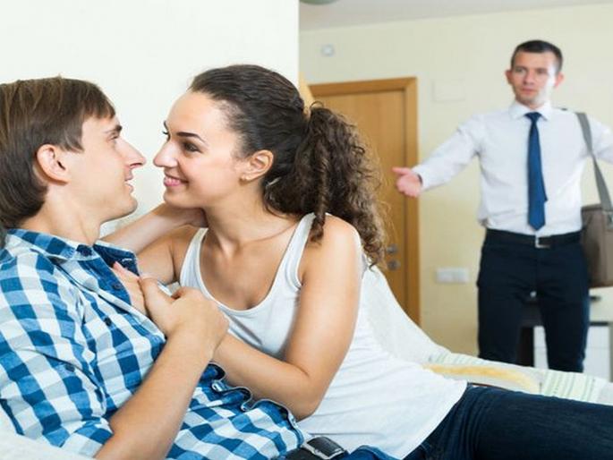 Study says people of these professions have most chance to involve extra marital affairs | 'या' क्षेत्रात काम करणाऱ्यांचं लग्नानंतरही होऊ शकतं अफेअर - रिसर्च Study says people of these professions have most chance to involve extra marital affairs | 'या' क्षेत्रात काम करणाऱ्यांचं लग्नानंतरही होऊ शकतं अफेअर - रिसर्च