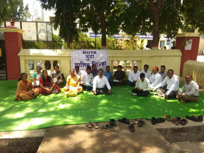 Professors agitation against anti-education policies | शिक्षणविरोधी धोरणांविरूद्ध प्राध्यापकांचा ‘एल्गार’; बेमुदत कामबंद आंदोलन  Professors agitation against anti-education policies | शिक्षणविरोधी धोरणांविरूद्ध प्राध्यापकांचा ‘एल्गार’; बेमुदत कामबंद आंदोलन