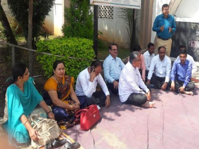 Professors' commencement on 12th day in Nashik; Cooperation only with examinations | नाशिकमध्ये बाराव्या दिवशीही प्राध्यापकांच्या संप सुरूच ; परीक्षांना मात्र सहकार्य Professors' commencement on 12th day in Nashik; Cooperation only with examinations | नाशिकमध्ये बाराव्या दिवशीही प्राध्यापकांच्या संप सुरूच ; परीक्षांना मात्र सहकार्य