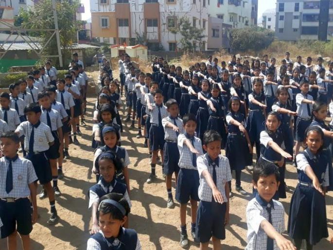 The oath of using Nylon Manja by the students took place in Nashik | नाशकात विद्यार्थ्यांनी घेतली नायलॉन मांजा न वापरण्याची शपथ The oath of using Nylon Manja by the students took place in Nashik | नाशकात विद्यार्थ्यांनी घेतली नायलॉन मांजा न वापरण्याची शपथ