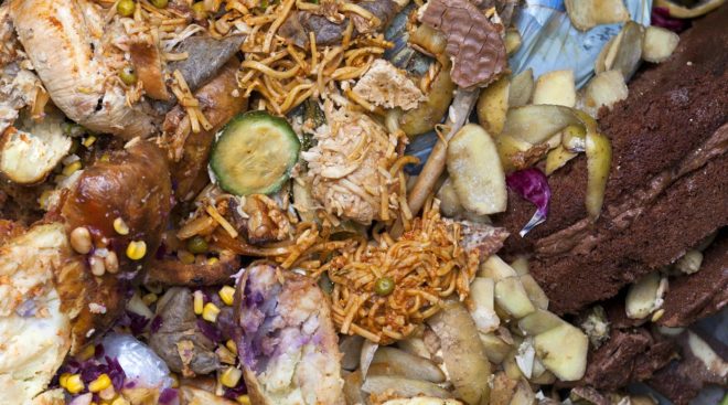 The meal was cut short at the wedding; Nava Darede's relative washed up .. | लग्नात जेवण कमी पडले; नवरदेवाच्या नातेवाईकास धू.. धू.. धुतले... The meal was cut short at the wedding; Nava Darede's relative washed up .. | लग्नात जेवण कमी पडले; नवरदेवाच्या नातेवाईकास धू.. धू.. धुतले...