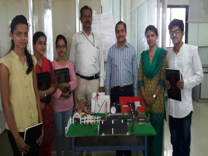 Smart CT Model created by Jalgaon students | जळगावातील विद्यार्थ्यांनी तयार केले स्मार्ट सीटीचे मॉडेल Smart CT Model created by Jalgaon students | जळगावातील विद्यार्थ्यांनी तयार केले स्मार्ट सीटीचे मॉडेल