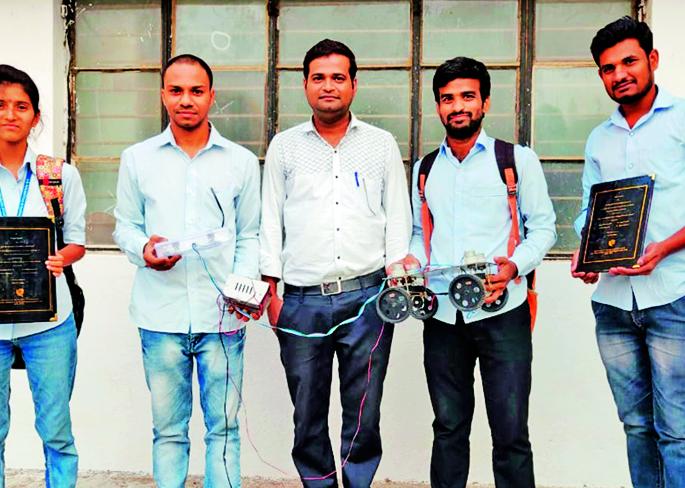 A new parking spree for parking questions! | पार्किंगच्या प्रश्नासाठी जागच्या जागी फिरणारे नवे तंत्रज्ञान विकसित !