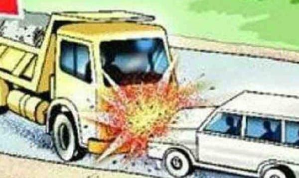 After dashed the Police jeeps the turtle truck's goods stolen worth 6.50 lakh | पोलीस जीपला धडक देऊन उलटलेल्या ट्रकमधून ६.५० लाखाचे सामान लंपास