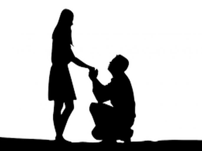 Kiss at the station by one-sided love; The 'Propose' | एकतर्फी प्रेमातून स्थानकावर चुंबन; तर लिफ्टमध्ये ‘प्रपोज’ Kiss at the station by one-sided love; The 'Propose' | एकतर्फी प्रेमातून स्थानकावर चुंबन; तर लिफ्टमध्ये ‘प्रपोज’