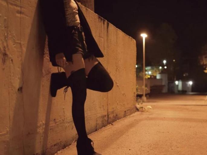 Warning to citizens coming and going; Case registered against women engaged in prostitution near Navle Bridge | ये - जा करणाऱ्या नागरिकांना इशारे; नवले पुलाजवळ वेश्या व्यवसाय करणाऱ्या महिलांवर गुन्हा दाखल