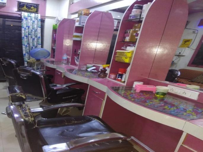 Shocking Prostitution business in the name of massage parlor | Video : धक्कादायक ! मसाज पार्लरच्या नावाखाली वेश्याव्यवसायाचा गोरखधंदा  Shocking Prostitution business in the name of massage parlor | Video : धक्कादायक ! मसाज पार्लरच्या नावाखाली वेश्याव्यवसायाचा गोरखधंदा