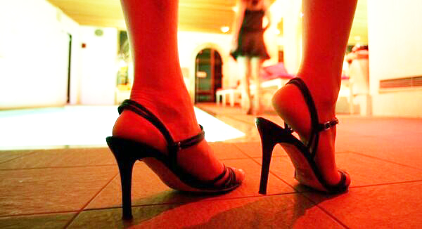 Big news; Aunty arrested for prostitution in Solapur | मोठी बातमी; सोलापुरातील उच्चभ्रू वस्तीत वेश्या व्यवसाय करणाऱ्या आन्टीला अटक Big news; Aunty arrested for prostitution in Solapur | मोठी बातमी; सोलापुरातील उच्चभ्रू वस्तीत वेश्या व्यवसाय करणाऱ्या आन्टीला अटक