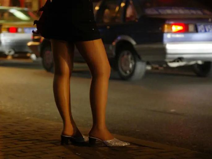 rescue of sisters trapped in prostitution; type from Mulund; Broker woman arrested | वेश्याव्यवसायात अडकलेल्या बहिणींची सुटका; मुलुंडमधील प्रकार; दलाल महिलेला अटक rescue of sisters trapped in prostitution; type from Mulund; Broker woman arrested | वेश्याव्यवसायात अडकलेल्या बहिणींची सुटका; मुलुंडमधील प्रकार; दलाल महिलेला अटक