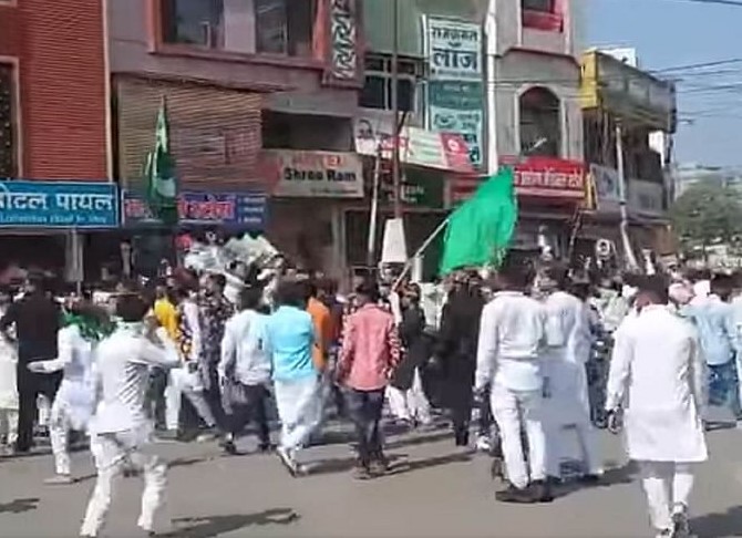 Chaos in Eid procession, situation handled by MP dhar police charging batons in madhya pradesh | ईदच्या जुलूसमध्ये गोंधळ, पोलिसांनी लाठीचार्ज करुन हाताळली परिस्थिती Chaos in Eid procession, situation handled by MP dhar police charging batons in madhya pradesh | ईदच्या जुलूसमध्ये गोंधळ, पोलिसांनी लाठीचार्ज करुन हाताळली परिस्थिती