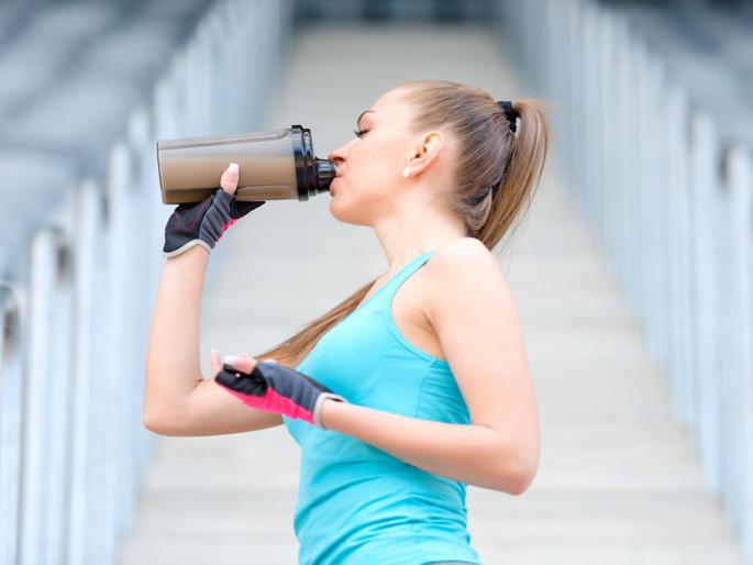 Drinking too much protein shake decreases your life span study claims | बॉडी बनवण्यासाठी प्रोटीन शेकचं सेवन करता? वेळीच व्हा सावध, अकाली मृत्यूचा धोका!