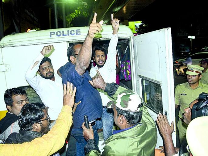 Congress workers slogans during Fadnavis's speech: detained and released | फडणवीसांच्या व्याख्यानादरम्यान काँग्रेस कार्यकर्त्यांची घोषणाबाजी : ताब्यात घेऊन सुटका