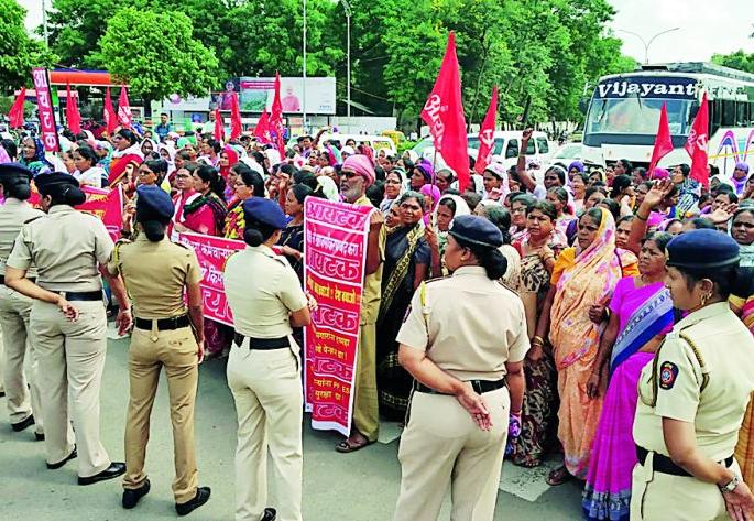 Jail Bharo of ITUC against the government in Nagpur | नागपुरात सरकार विरोधात आयटकचे जेलभरो Jail Bharo of ITUC against the government in Nagpur | नागपुरात सरकार विरोधात आयटकचे जेलभरो