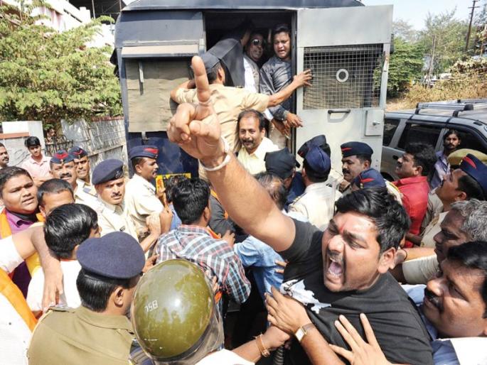 Chandrakant Das's house rallies front of border people, fight with police; 26 held with former Mayor of Belgaum, Deputy Mayor | चंद्रकांतदादांच्या घरावर सीमावासीयांचा मोर्चा, पोलिसांशी झटापट; बेळगावच्या माजी महापौर, उपमहापौरांसह २६ ताब्यात  Chandrakant Das's house rallies front of border people, fight with police; 26 held with former Mayor of Belgaum, Deputy Mayor | चंद्रकांतदादांच्या घरावर सीमावासीयांचा मोर्चा, पोलिसांशी झटापट; बेळगावच्या माजी महापौर, उपमहापौरांसह २६ ताब्यात