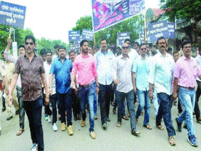 Businessman's businessman accused of murdering businessman: PATIALA, MIDC, TOLVATOLVI | सरकारी यंत्रणांकडून व्यापा-याचा खून मोर्चातील व्यापा-यांचा आरोप : खड्डे बळी प्रकरणी पालिका, एमआयडीसी, बांधकाम विभागाची टोलवाटोलवी Businessman's businessman accused of murdering businessman: PATIALA, MIDC, TOLVATOLVI | सरकारी यंत्रणांकडून व्यापा-याचा खून मोर्चातील व्यापा-यांचा आरोप : खड्डे बळी प्रकरणी पालिका, एमआयडीसी, बांधकाम विभागाची टोलवाटोलवी