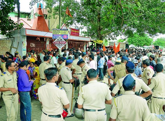 Protest to the removal of religious places in Nagpur | नागपुरात धार्मिक स्थळ हटविण्याला विरोध Protest to the removal of religious places in Nagpur | नागपुरात धार्मिक स्थळ हटविण्याला विरोध