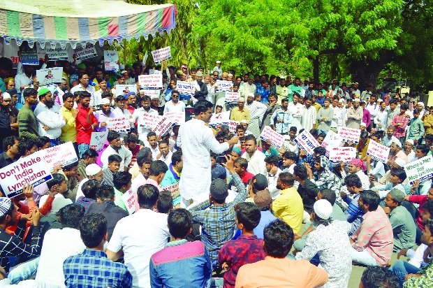 Movement of the Muslim Brotherhood Movement | मुस्लिम बांधवांचे धरणे आंदोलन Movement of the Muslim Brotherhood Movement | मुस्लिम बांधवांचे धरणे आंदोलन