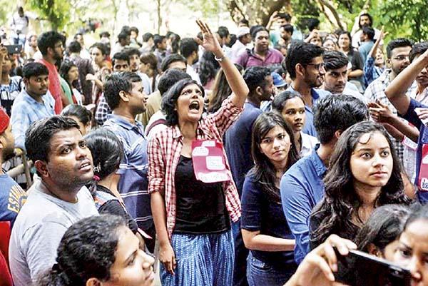 education cost & student protest, how to deal ? | विद्यार्थ्यांनी  शिकायचं कसं? सांगा, शिक्षण कितीला दिलं ?