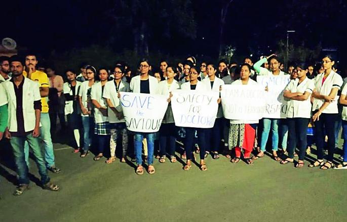 Residents of Resident doctors in Nagpur today stopped the agitation | नागपुरात आज निवासी डॉक्टरांचे काम बंद आंदोलन Residents of Resident doctors in Nagpur today stopped the agitation | नागपुरात आज निवासी डॉक्टरांचे काम बंद आंदोलन