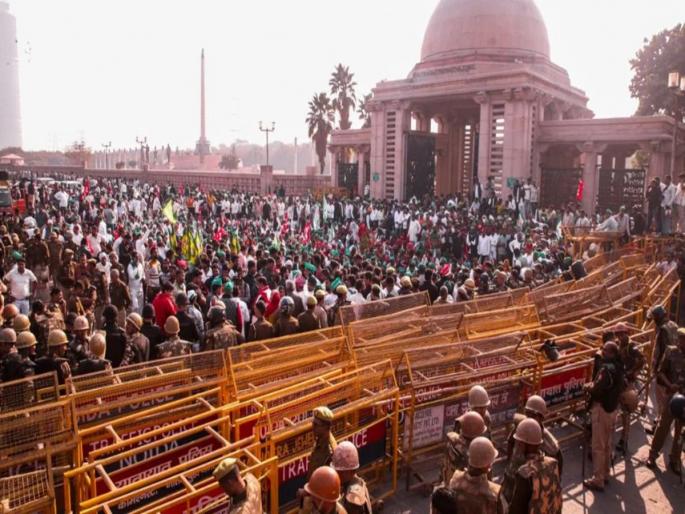 farmers sitting on strike severe traffic jam at chilla border up gate kalindikunj delhi noida border | यूपी गेट, चिल्ला बॉर्डरवर प्रचंड वाहतूक कोंडी… चर्चा निष्फळ झाल्यास शेतकरी दिल्लीकडे कूच करणार!  farmers sitting on strike severe traffic jam at chilla border up gate kalindikunj delhi noida border | यूपी गेट, चिल्ला बॉर्डरवर प्रचंड वाहतूक कोंडी… चर्चा निष्फळ झाल्यास शेतकरी दिल्लीकडे कूच करणार!