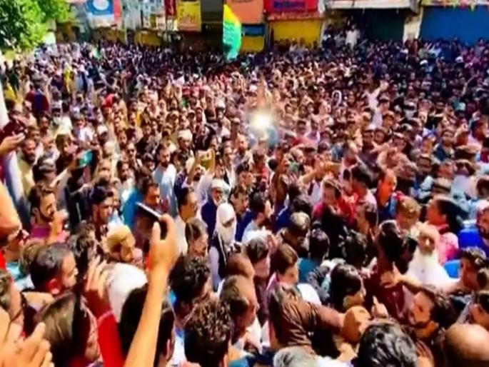 Chakka-Jam, Shutter-Down Protests Paralyse PoK; Locals Highlight Human Rights Violations, Brutality by Forc, Pakistan Occupied Kashmir | पीओकेमध्ये सरकारविरोधात निदर्शने, मुझफ्फराबाद ते मीरपूरपर्यंत वाहतूक ठप्प, शाहबाज यांच्या गाडीवरही हल्ला Chakka-Jam, Shutter-Down Protests Paralyse PoK; Locals Highlight Human Rights Violations, Brutality by Forc, Pakistan Occupied Kashmir | पीओकेमध्ये सरकारविरोधात निदर्शने, मुझफ्फराबाद ते मीरपूरपर्यंत वाहतूक ठप्प, शाहबाज यांच्या गाडीवरही हल्ला