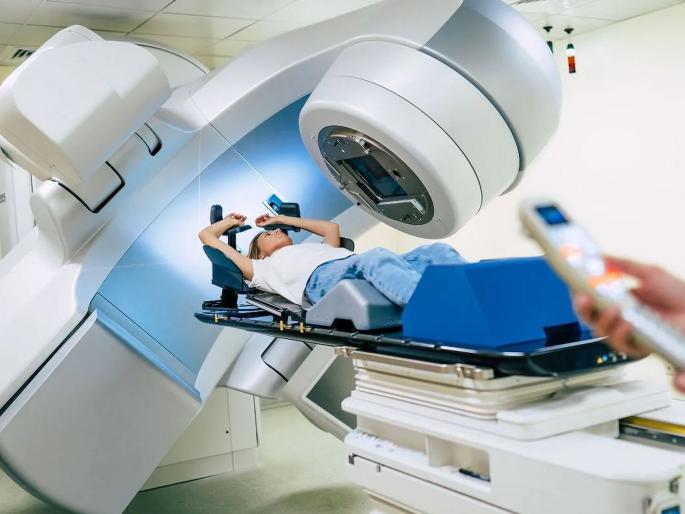 Proton therapy to reduce side effects of cancer treatment | कॅन्सर उपचाराचे दुष्परिणाम कमी करणारी ‘प्रोटॉन थेरपी’ Proton therapy to reduce side effects of cancer treatment | कॅन्सर उपचाराचे दुष्परिणाम कमी करणारी ‘प्रोटॉन थेरपी’