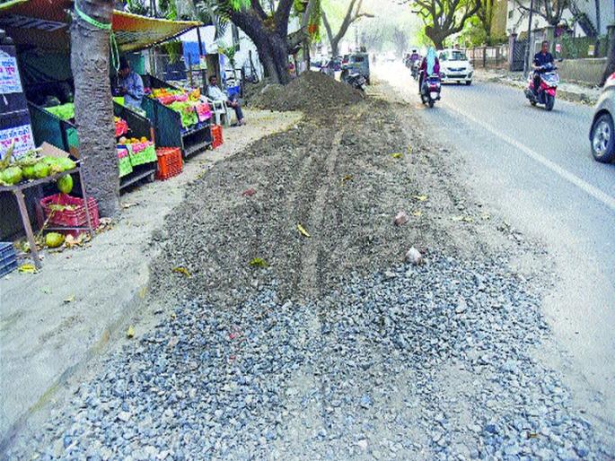 There is no control over the Prabhat road in Pune, the contractors have no control over them | पुण्यातील प्रभात रस्त्याची लागली ‘वाट’, ठेकेदारांवर नियंत्रणच नाही There is no control over the Prabhat road in Pune, the contractors have no control over them | पुण्यातील प्रभात रस्त्याची लागली ‘वाट’, ठेकेदारांवर नियंत्रणच नाही