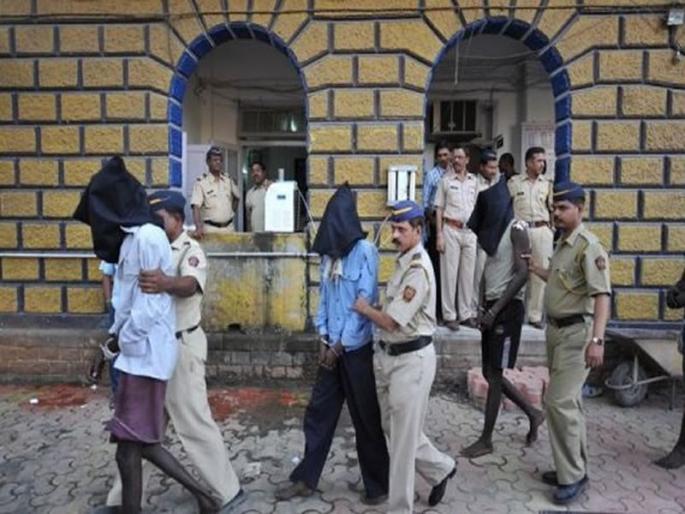 Police in the hands of the policeman, the prisoner in the court absconding from the twig in thane | पोलिसाच्या हातावर तुरी, कोर्टात आलेला कैदी दुचाकीवरुन फरार Police in the hands of the policeman, the prisoner in the court absconding from the twig in thane | पोलिसाच्या हातावर तुरी, कोर्टात आलेला कैदी दुचाकीवरुन फरार