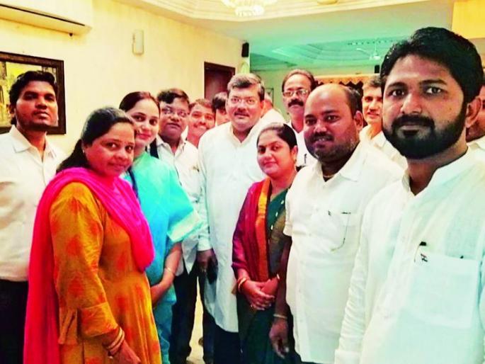 Office bearers protest against Nitin Raut's candidacy | नितीन राऊत यांच्या उमेदवारी विरोधात पदाधिकारी एकत्र Office bearers protest against Nitin Raut's candidacy | नितीन राऊत यांच्या उमेदवारी विरोधात पदाधिकारी एकत्र