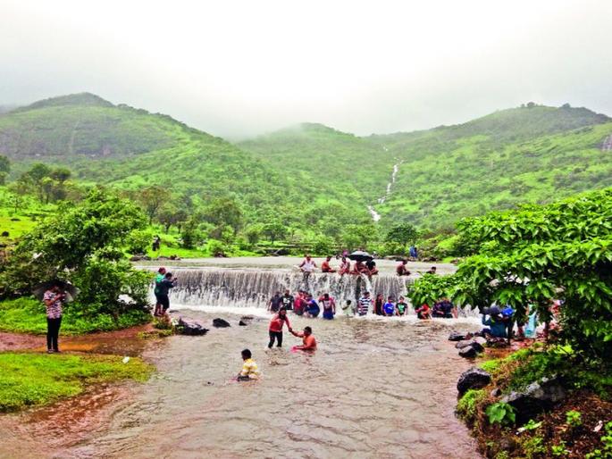 Picnic fun, increased crowd of tourists in Andher Maval area | पिकनिकची मजा, आंदर मावळ परिसरात पर्यटकांची वाढली गर्दी Picnic fun, increased crowd of tourists in Andher Maval area | पिकनिकची मजा, आंदर मावळ परिसरात पर्यटकांची वाढली गर्दी