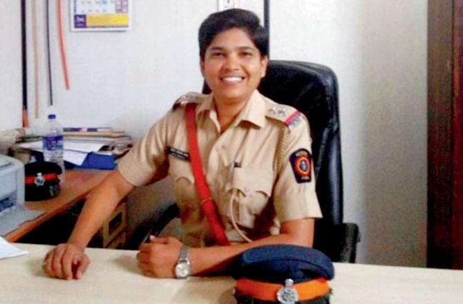 The woman gave birth on the sidewalk after the hospital refused help in mumbai | महिलेनं फुटपाथवरच बाळाला जन्म दिला अन् PSI प्रिया मॅडमने बजावली 'नाईट ड्युटी' The woman gave birth on the sidewalk after the hospital refused help in mumbai | महिलेनं फुटपाथवरच बाळाला जन्म दिला अन् PSI प्रिया मॅडमने बजावली 'नाईट ड्युटी'