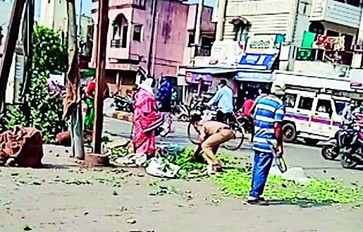 PSI's inquiry into throwing vegetables on the road | भाजी रस्त्यावर फेकणार्या पीएसआयची चौकशी PSI's inquiry into throwing vegetables on the road | भाजी रस्त्यावर फेकणार्या पीएसआयची चौकशी