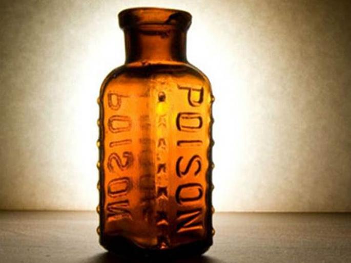 Wife Maheri went away, committed suicide by her husband's poisonous substance | पत्नी माहेरी निघून गेली, पतीची विषारी द्रव्य घेऊन आत्महत्या केली Wife Maheri went away, committed suicide by her husband's poisonous substance | पत्नी माहेरी निघून गेली, पतीची विषारी द्रव्य घेऊन आत्महत्या केली