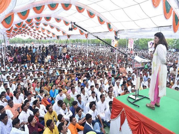 I will not leave the BJP, let the party decide what it is: Pankaja Munde | बहुजनांपर्यंत पोहोचलेला पक्ष पुन्हा मूठभरांच्या हाती देऊ नका: पंकजा मुंडे