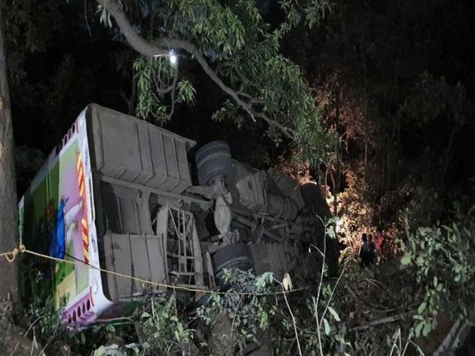 Bus crash kills child; 16 injured, incident in Kashedi Ghat | बस दरीत कोसळून मुलाचा मृत्यू; १६ जण जखमी, कशेडी घाटातील घटना Bus crash kills child; 16 injured, incident in Kashedi Ghat | बस दरीत कोसळून मुलाचा मृत्यू; १६ जण जखमी, कशेडी घाटातील घटना