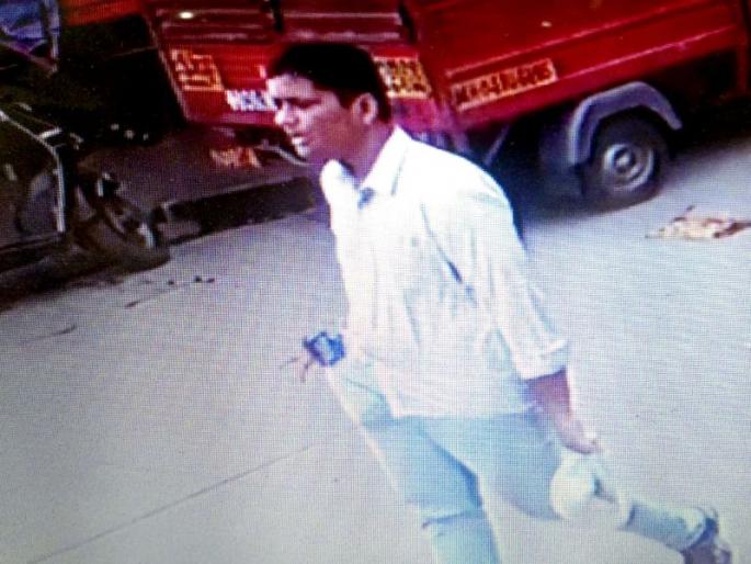 psyco man has been held in police custody who was pinched pen to small kid in thane | ठाण्यात लहान मुलांना पेन टोचणारा मनोरुग्ण पोलिसांच्या ताब्यात psyco man has been held in police custody who was pinched pen to small kid in thane | ठाण्यात लहान मुलांना पेन टोचणारा मनोरुग्ण पोलिसांच्या ताब्यात