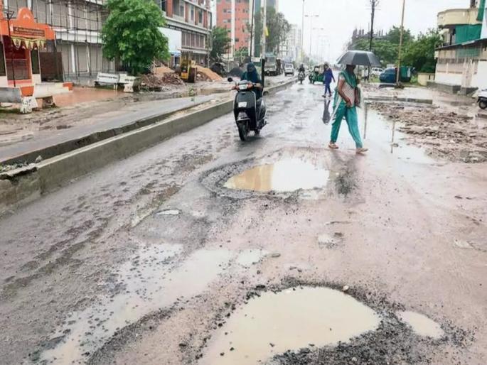 ... otherwise we will dig in front of Ramayana bungalow mayor of nashik, implicit warning of NCP youth nashik | ... अन्यथा रामायण बंगल्यासमोरच खड्डे करू, राष्ट्रवादीचा गर्भीत इशारा ... otherwise we will dig in front of Ramayana bungalow mayor of nashik, implicit warning of NCP youth nashik | ... अन्यथा रामायण बंगल्यासमोरच खड्डे करू, राष्ट्रवादीचा गर्भीत इशारा