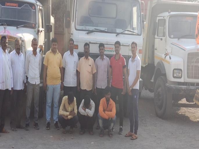 Three dumps caught in Pathardi: 30 lakhs seized | पाथर्डीत वाळूसह तीन डंपर पकडले : ३० लाखांचा मुद्देमाल जप्त Three dumps caught in Pathardi: 30 lakhs seized | पाथर्डीत वाळूसह तीन डंपर पकडले : ३० लाखांचा मुद्देमाल जप्त