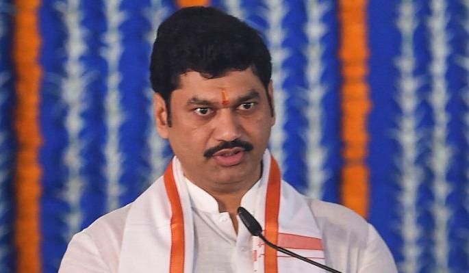 Two groups in the NCP over dhananjay Munde's resignation | मुंडेंच्या राजीनाम्यावरून राष्ट्रवादीमध्ये दोन गट Two groups in the NCP over dhananjay Munde's resignation | मुंडेंच्या राजीनाम्यावरून राष्ट्रवादीमध्ये दोन गट