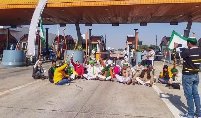 Farmers are aggressive, they are holding on to the border, roads are jammed! | शेतकरी आक्रमक, सीमेवरच धरणे, रस्ते जाम! Farmers are aggressive, they are holding on to the border, roads are jammed! | शेतकरी आक्रमक, सीमेवरच धरणे, रस्ते जाम!