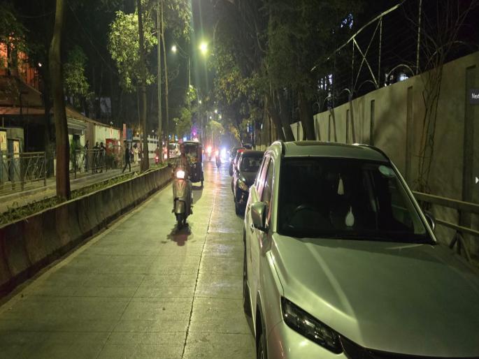 The road belongs to the municipality, but the control belongs to the pub; Why the kindness of the traffic police? | रस्ता पालिकेचा, पण ताबा पबचा; वाहतूक पोलिसांची मेहरबानी का ? The road belongs to the municipality, but the control belongs to the pub; Why the kindness of the traffic police? | रस्ता पालिकेचा, पण ताबा पबचा; वाहतूक पोलिसांची मेहरबानी का ?